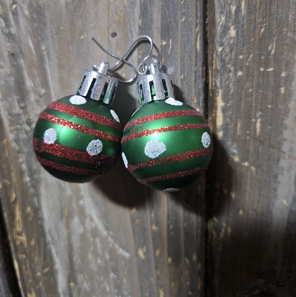 🎁🎁3/20🎁🎁Hand Made Festive Green and Red Striped CHRISTMAS balls Earrings